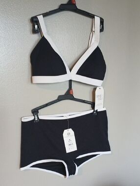 Stylish Black & White 2 PC.  NWT Sz M